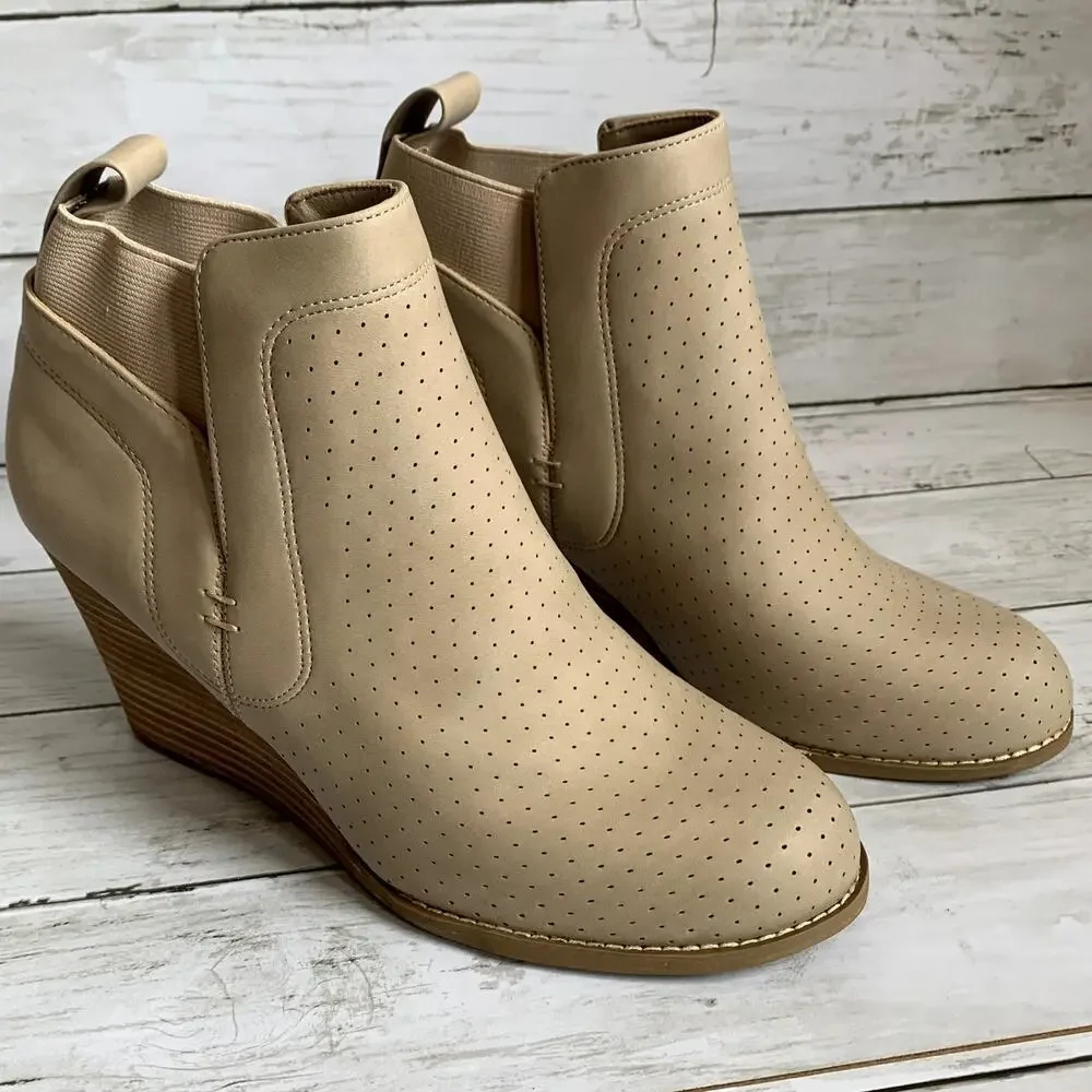 NWT DV by Dolce Vita‎ Gerdy Wedge Ankle Bootie in Beige